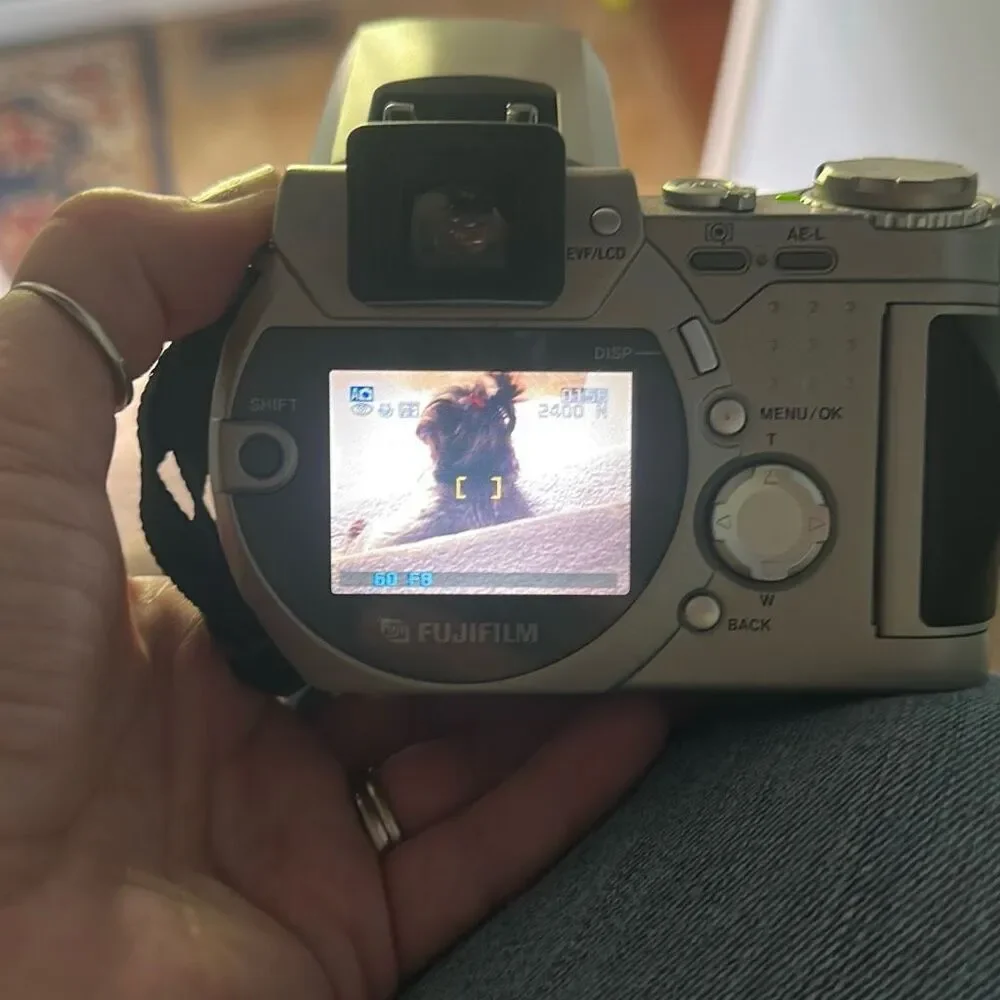 Fujifilm FinePix 4900Z Digital SLR Camera 6x‎ Zoom Silver